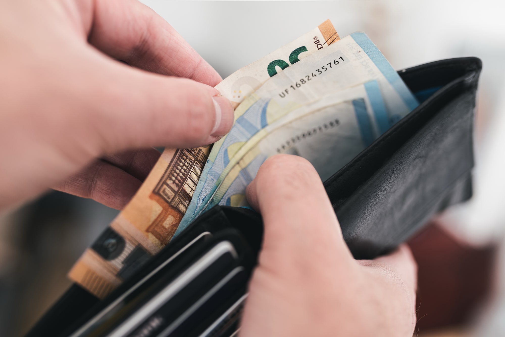 Konečne obrat: Výplaty Slovákov prekonali kritickú hranicu, jeden sektor to pocítil najviac
