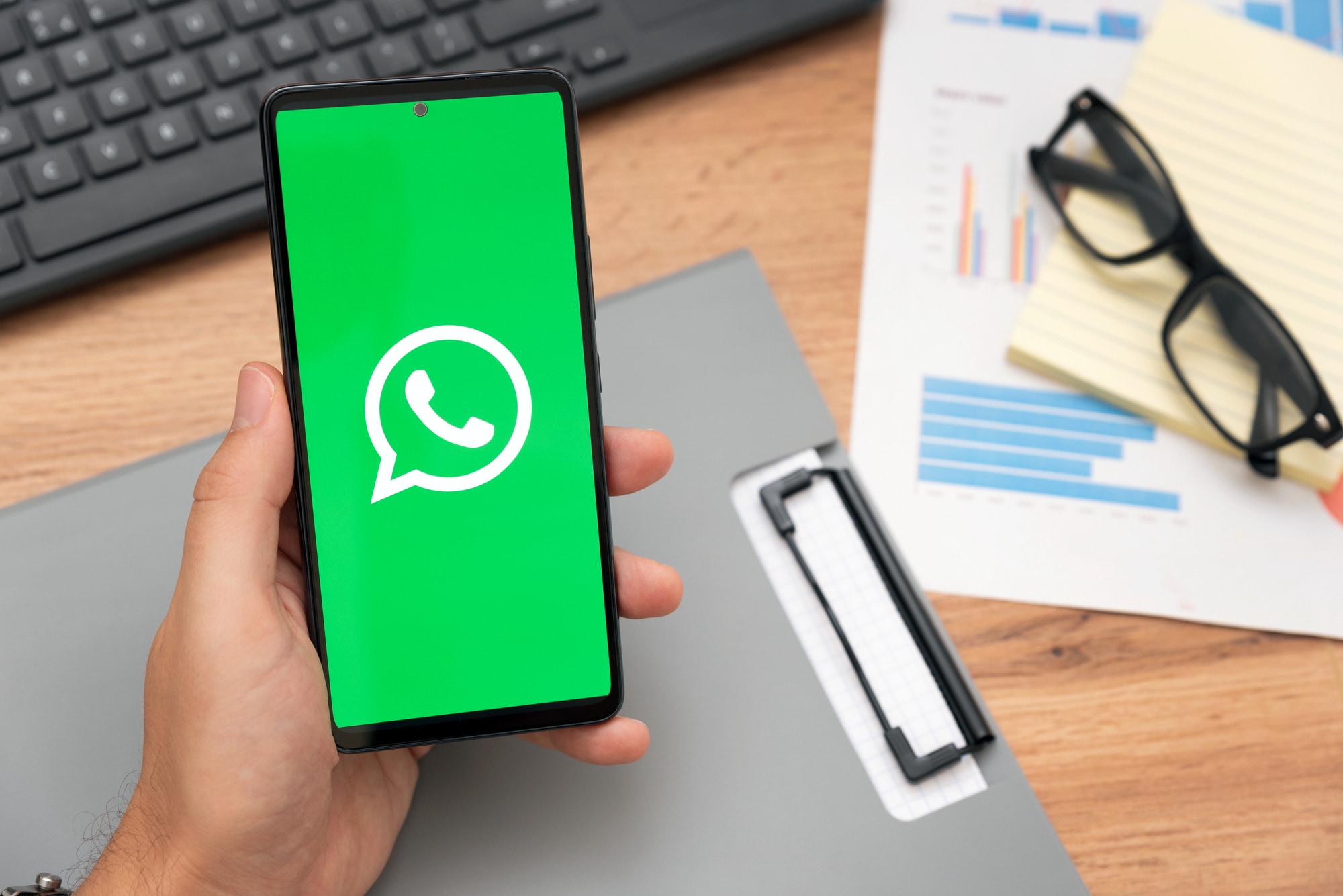 WhatsApp testuje tajomnú novinku: AI vám prečíta stovky správ za pár sekúnd a prezradí len to podstatné