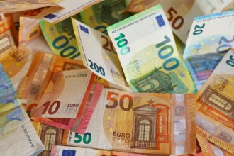 Peniaze, euro bankovky, odvodová úľava, podnikatelia