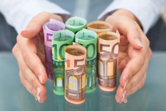 euro, peniaze, bankovky, mince, daň, poplatok, štát, povinnosť, DPH, príspevok, ekonomika, štipendium